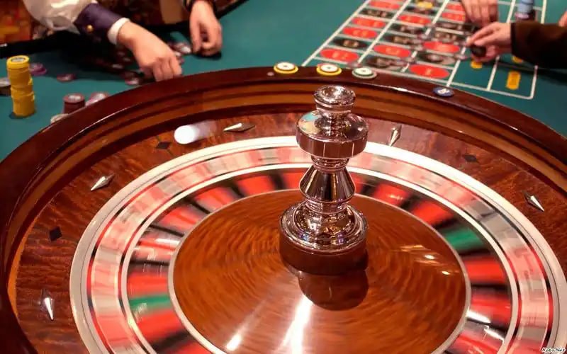 Antarmuka aplikasi mobile mitra togel menampilkan permainan kasino, sportsbook, dan menu navigasi